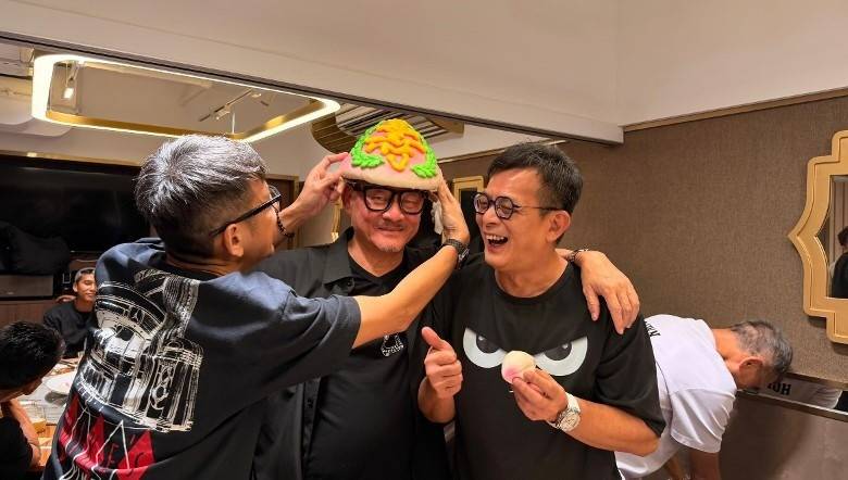 香港知名男星提前庆生！谭咏麟关礼杰等到场，退圈后仍人缘爆棚